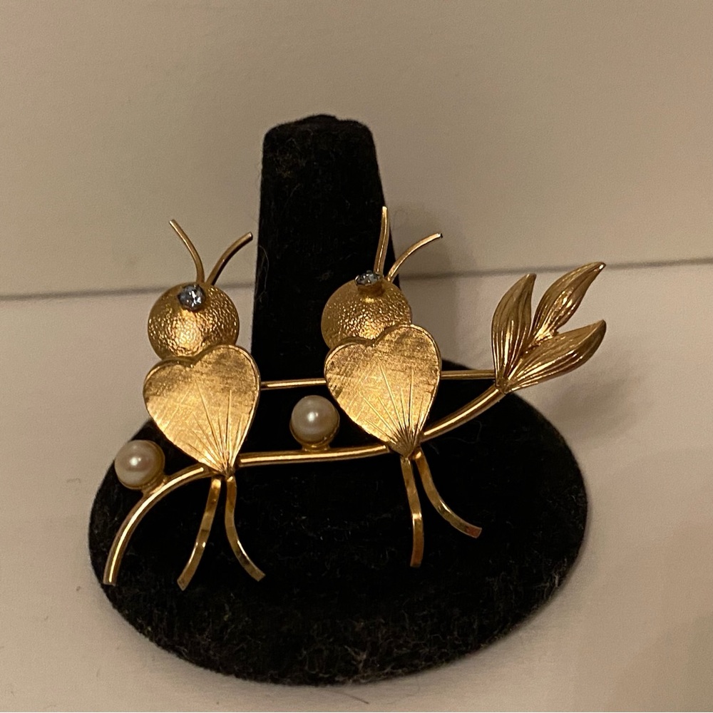 URIN INC BROOCH PIN GF GOLD FILLED 2 BIRDS ON BRANCH FAUX PEARL BLUE RHINESTONE